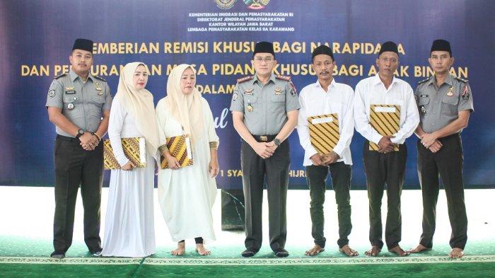 REMISI HARI RAYA --- Kepala Lapas Kelas IIA Karawang, Christo Toar memberikan surat bebas kepada empat warga binaan Lembaga Pemasyarakatan (Lapas) Kelas IIA Karawang yang langsung bebas usai mendapatkan remisi khusus (RK) Hari Raya Idul Fitri 1446/ 2025. Total ada Sebanyak 915 warga binaan yang mendapatkan remisi.