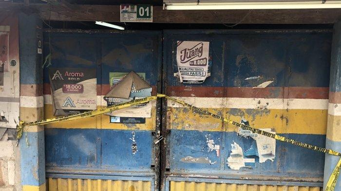NENEK TEWAS TERIKAT TALI --- Lokasi seorang nenek bernama Bimih (72) ditemukan tewas di kediamannya di Jalan Pulo Rengas RT 07 RW 03, Desa Sindang Jaya, Kecamatan Cabangbungin, Kabupaten Bekasi pada Senin (10/2/2025) dinihari, dipasang garis polisi.