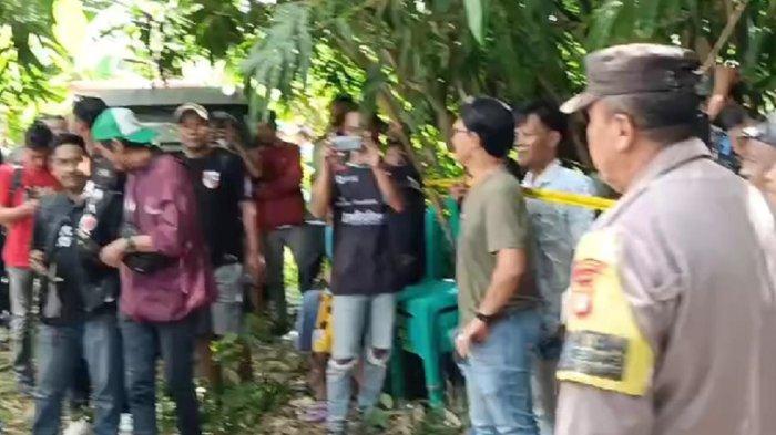 LOKASI PEMBUNUHAN --- Lokasi pembunuhan gadis penagih utang di Desa Sindangmulya, Kecamatan Cibarusah, Kabupaten Bekasi dipasang garis polisi.