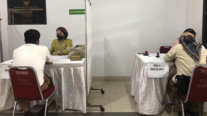 Suasana tes Medical Check Up (MCU) atau pemeriksaan kesehatan menyeluruh para calon PPPK di Stadion Patriot Candrabhaga, Kecamatan Bekasi Selatan, Kota Bekasi, Rabu, 8 Januari 2025.