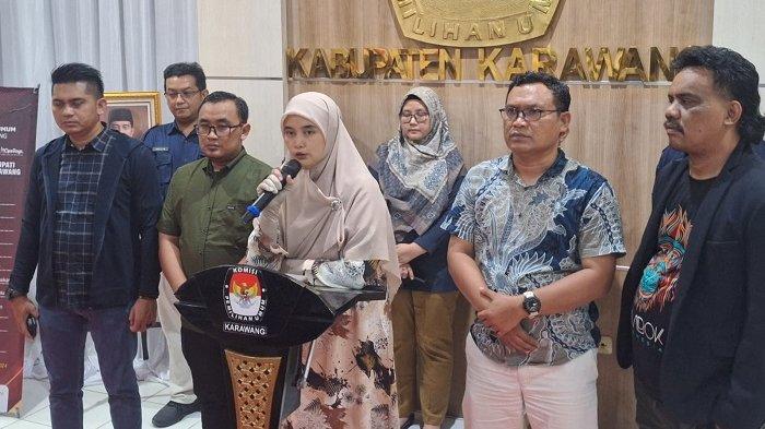 Ketua KPU Karawang, Mari Fitriana memberikan keterangan saat konferensi pers penetapan pasangan calon (paslon) bupati dan wakil bupati dalam Pemilihan Kepala Daerah (Pilkada) 2024 pada Minggu malam, 22 September 2024.