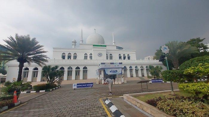 Jelang Hari Raya Idul Fitri 1445 Hijriah, pihak Masjid Agung Al-Azhar, Kebayoran Baru, Jakarta Selatan mulai melakukan berbagai persiapan. Salah satunya memasang pembatas shaf jemaah.