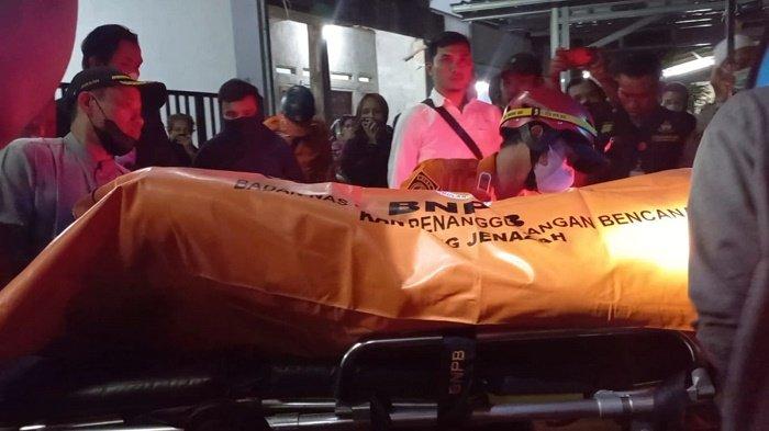Mayat pria dalam toren air akhirnya berhasil dievakuasi petugas dan warga, Senin (27/5/2024)