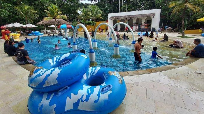 MENIKMATI WAHANA AIR --- Para pengunjung The Jungle Waterpark Bogor menikmati liburan bermain di wahana air,