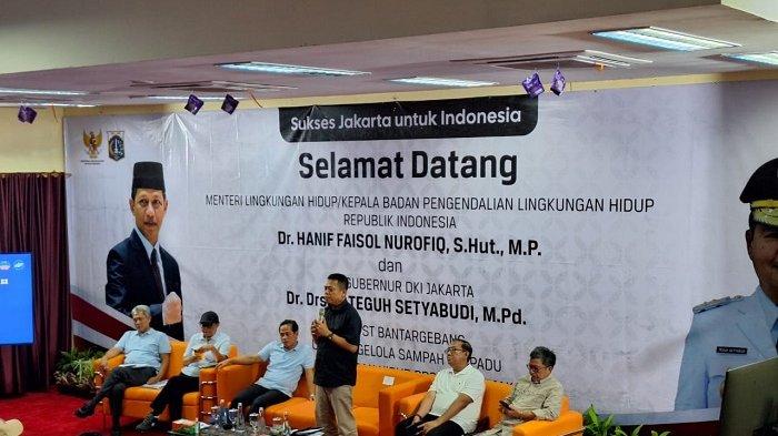 Menteri Lingkungan Hidup Republik Indonesia (RI), Hanif Faisol Nurofiq saat mendatangi Tempat Pembuangan Sampah Terpadu (TPST) Bantargebang, Kelurahan Ciketing Udik, Kota Bekasi, Minggu (27/10/2024).