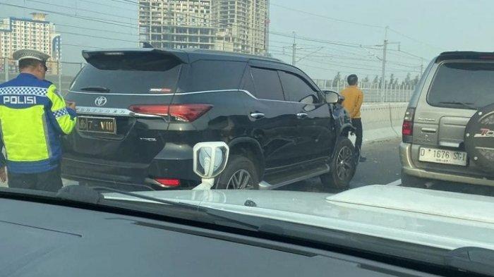 Kondisi mobil dinas Polri Polda Jawa Barat dengan pelat nomor 7 -VIII usai menabrak sebuah mikrobus berjenis Mitshubishi dengan nomor polisi  Z-7039- ND di jalan tol layang MBZ, Kota Bekasi, Senin (6/5/2024). (Ist)