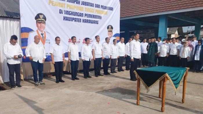 MUTASI JABATAN - Bupati Karawang, Aep Syaepuloh melakukan rotasi dan mutasi pejabat eselon II di Tempat Pelelangan Ikan (TPI) di Desa Tambaksari, Kecamatan Tirtajaya,  pada Sabtu, (21/6/2025).