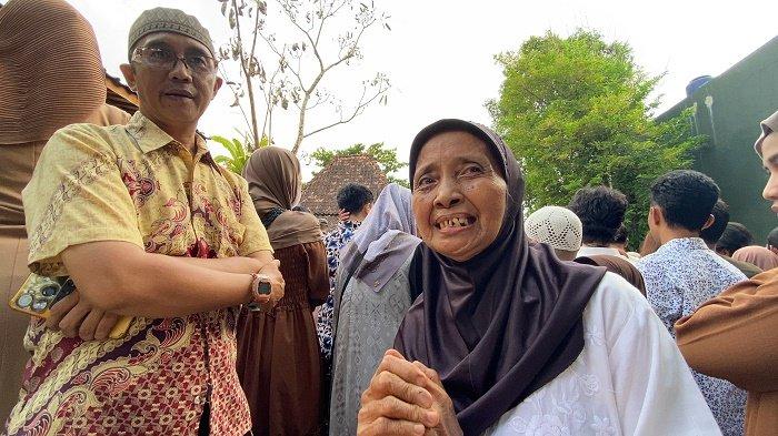 Nenek Sumarni (67) warga Lebak Bulus, Jakarta Selatan begitu bahagia melihat calon presiden nomor 1 Anies Baswedan menggelar open house di Pendopo Anies, Jakarta Selatan, Rabu (10/4/2024).