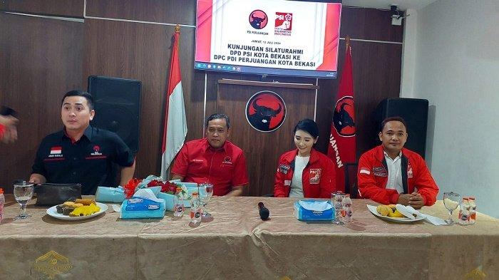 Suasana pertemuan Dewan Pimpinan Daerah (DPD) PSI Kota Bekasi saat melakukan silaturahmi politik dengan Dewan Pimpinan Cabang (DPC) PDIP Kota Bekasi yang berlokasi di Ruko Sentra Niaga Kalimalang Jalan Ahmad Yani No 13 Blok A2, RT 01 RW 011 Kayuringin Jaya, Kecamatan Bekasi Selatan, Kota Bekasi, Jumat (12/7/2024).