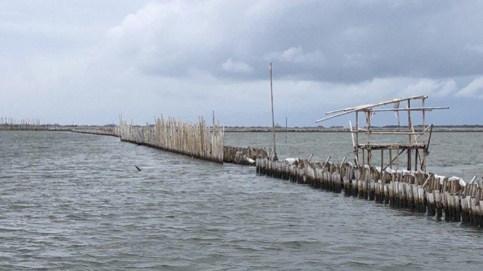 Pagar laut berukuran panjang dua kilometer dan lebar 70 meter berdiri di perairan pesisir laut pantau Desa Segarajaya, Kecamatan Tarumajaya, Kabupaten Bekasi.