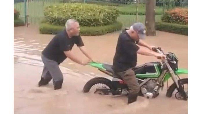 DORONG MOTOR -- Kepala Otorita IKN yang juga mantan Menteri PUPR, Basuki Hadimuljono menerjang banjir di wilayah Kemang Pratama, Kota Bekasi, Selasa (4/3/2025).