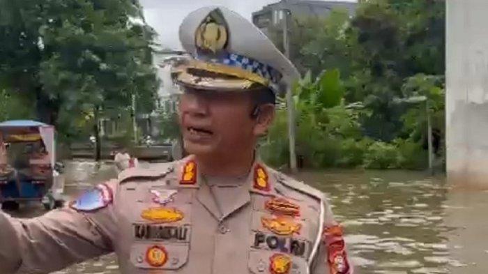 PANTAU BANJIR --- Foto tangkapan layar @tmcpoldametro dimana Kabag Ops Ditlantas Polda Metro Jaya AKBP Dermawan Karosekali sedang memantau banjir di wilayah Kelapa Gading Jakarta Utara. (tangkapan layar @tmcpoldametro )