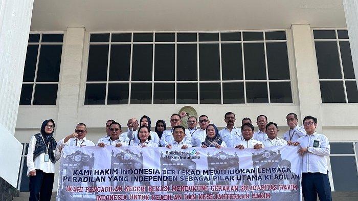 Para hakim di Pengadilan Negeri (PN) Kota Bekasi kelas 1 A saat membentangkan spanduk dukungan untuk kenaikan gaji.