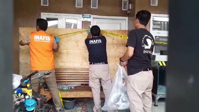 DUGAAN PENGANIAYAAN --- Lokasi kejadian penemuan pasangan suami istri (pasutri) bersimbah darah di Perumahan Lemahmulya Indah, Desa Lemahmulya, Kecamatan Majalaya, Karawang, Jawa Barat Kamis (12/6/2025).