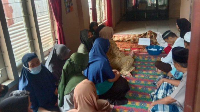 Suasana duka di kediaman salah satu dari empat pekerja pabrik pupuk Desa  Karyarasari, Kecamatan Rengasdengklok Kabupaten Karawang, pada Selasa, 2 Juli 2024.