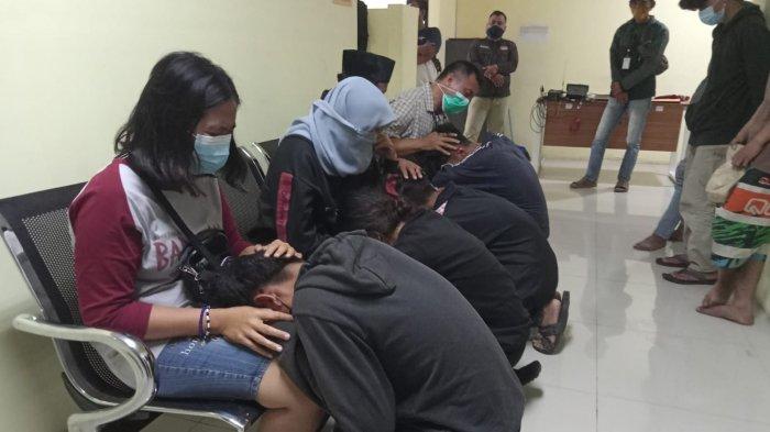 Para remaja yang diamankan Polres Metro Bekasi Kota atas dugaan tawuran diminta untuk sungkem ke orang tua mereka sebelum dipulangkan ke rumah-masing. (Dok. Polres Metro Bekasi Kota).