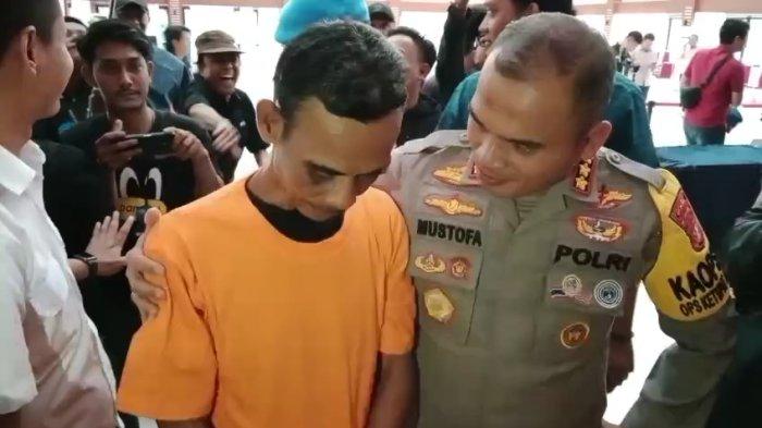 PELAKU RUDAPAKSA - Kapolres Metro Bekasi, Kombes Mustofa saat di Mapolres Metro Bekasi bersama pelaku rudapaksa berinisial EH alias BB (46), Selasa (8/4/2025).