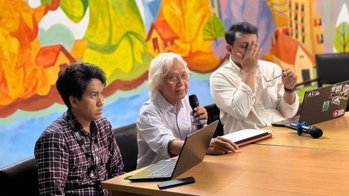 Seniman senior asal Yogyakarta, Yos Suprapto (tengah) saat konferensi pers di Gedung YLBHI di Jalan Diponegoro, Menteng, Jakarta, Sabtu (21/12/2024).