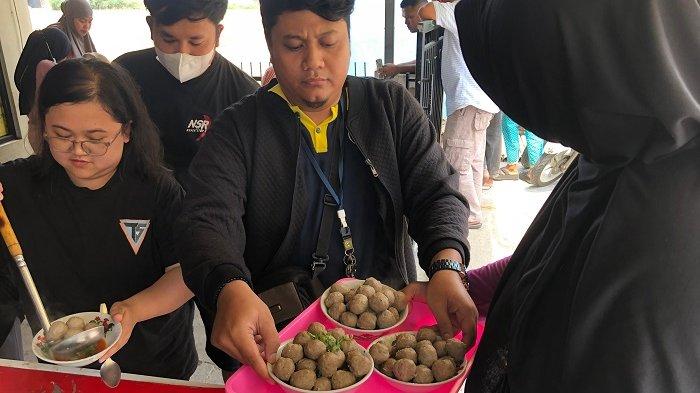 Edo Firmansyah (36), seorang pembeli dar Desa Karangsatria, kecamatan Tambun Utara, Kabupaten Bekasi, mengatakan, walaupun harganya murah, namun cita rasa baksonya tidak murahan alias nikmat.