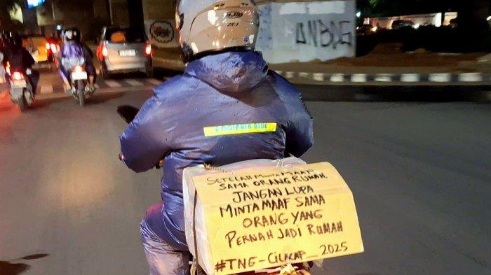 TULISAN LUCU PEMUDIK --- Uniknya, para pemudik ini membuat tulisan lucu yang tertuang dalam kertas yang ditempelkan di barang bawaanya dibagian jok belakang saat ditemui Tim Wartakotalive.com di salah satu minimarket di Jalan Raya Kalimalang, Cipinang, Jakarta Timur.