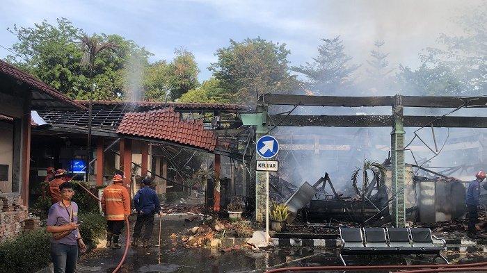 Penyebab kebakaran yang melanda Pendopo Kantor Kecamatan Bekasi Selatan hingga musnah terbakar diduga akibat korselting listrik.