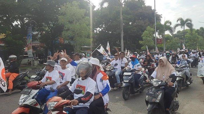 Puluhan ribu massa tumplek memadati Kampanye Akbar pasangan calon bupati dan wakil bupati Karawang nomor urut 02 Aep Syaepuloh dan Maslani di Lapangan Al Azhar Galuh Mas pada Sabtu (23/11/2024).