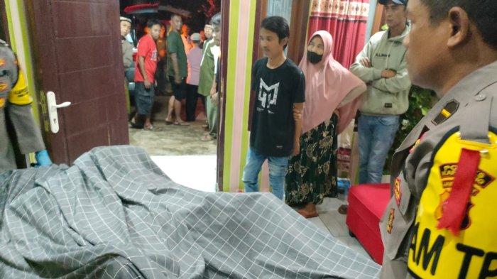 Warga Desa Sumurgede, Kecamatan Cilamaya Kulon Kabupaten Karawang digegerkan temuan mayat pria di sebuah rumah pada Kamis (15/2/2024) sekitar jam 19.00 WIB.