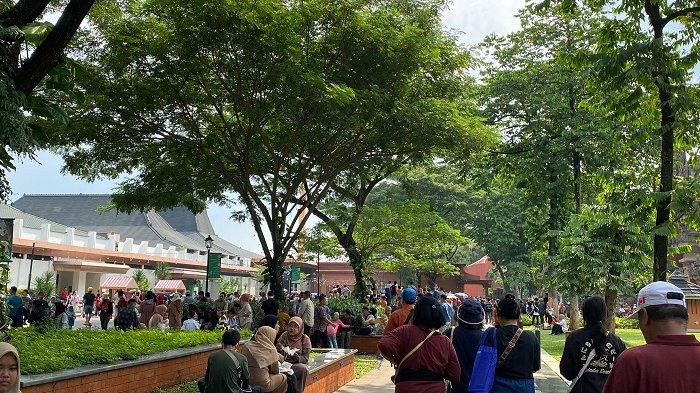 Taman Mini Indonesia Indah (TMII), Kecamatan Cipayung, Jakarta Timur kembali dipadati pengunjung pada Sabtu (13/4/2024) atau cuti bersama hari raya Idulfitri 2024.