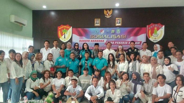 Puluhan pekerja malam mengikuti acara sosialiasi bahaya narkoba di Kodim 0507 Bekasi, Kecamatan Bekasi Selatan, Kota Bekasi, Rabu (13/11/2024). Pekerja malam yang mengikuti sosialisasi bahaya narkoba tersebut diantaranya pramutama bar atau bartender, pelayan tempat hiburan, hingga pemandu karaoke.