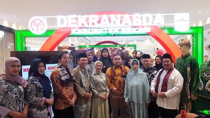 Penjabat (Pj) Bupati Bekasi, Dani Ramdan mengaku senang atas pembukaan AEON Mall Deltamas Cikarang Pusat, Kabupaten Bekasi. Menurut Dani Ramdan, keberadaan AEON Mall Deltamas bisa menjadikan Kabupaten Bekasi destinasi wisata belanja.