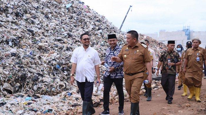 Penjabat Bupati Bekasi Dedy Supriyadi saat meninjau Tempat Pembuangan Akhir (TPA) Burangkeng, di Kecamatan Setu, Kabupaten Bekasi