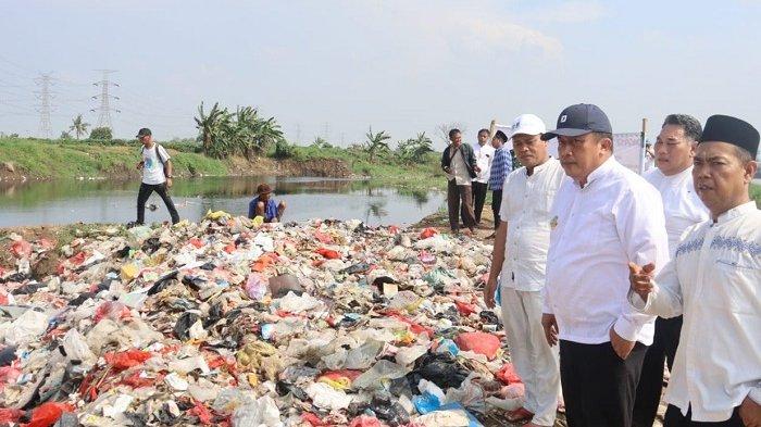 Pj Bupati Bekasi Dedy Supriyadi langsung meninjau tumpukan sampah sepanjang 200 meter di TPS ilegal yang ada di bantaran Kali CBL (Cikarang Bekasi Laut) Desa Muara Bakti, Kecamatan Babelan, Kabupaten Bekasi, Minggu (17/11/2024).