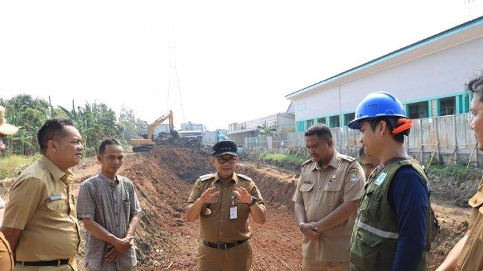 Pj Wali Kota Bekasi Gani Muhamad menyampaikan pihaknya akan terus memperhatikan terus proyek pembangunan polder dan saluran air di Kota Bekasi sedetail mungkin baik dari kinerja kontraktornya hingga kepada pengawasnya.