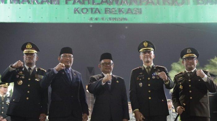 Penjabat (Pj) Wali Kota Bekasi, Gani Muhamad bersama jajaran Forkopimda serta Esselon II dan III Pemerintah Kota (Pemkot) Bekasi mengikuti Malam Renungan Suci di Taman Makam Pahlawan (TMP) Bulak Kapal, Kecamatan Bekasi Timur, Jumat (16/8/2024).
