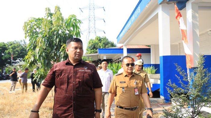 Pj. Wali Kota Bekasi, Gani Muhamad, pun rutin memantau pembangunan lapangan serbaguna tersebut dengan menyambangi langsung kedua lokasi pada Selasa (20/8/2024). Kehadiran Gani Muhamad ke lokasi tersebut untuk memastikan pengerjaan lapangan serbaguna berjalan dengan baik. (Sumber Foto : Humas Pemkot Bekasi)