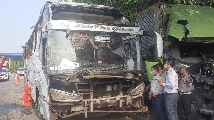 Kepolisian melakukan pengecekan bus Handoyo yang alami kecelakaan maut di Kilometer (Km) 72 Tol Cikopo-Palimanan (Cipali), wilayah Kabupaten Purwakarta, Jawa Barat pada Sabtu (16/12/2023).