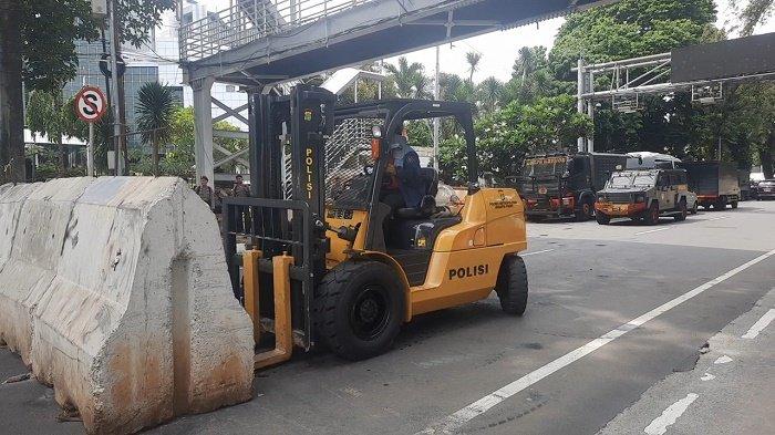 Barrier Beton dipasang polisi jelang aksi reuni 411 di depan Patung Kuda, Kecamatan Gambir, Jakarta Pusat, Senin (4/11/2024).