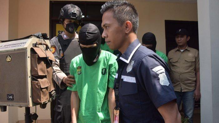 Unit Reskrim Polsek Setu Polres Metro Bekasi menangkap pelaku begal sadis di wilayah Desa Burangkeng, Kecamatan Setu, Kabupaten Bekasi.