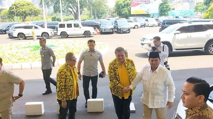 Bakal Calon Presiden dari Koalisi Indonesia Maju Prabowo Subianto pun tiba. Saat tiba, Prabowo pun langsung disambut Ketua Umum Partai Golkar Airlangga Hartarto.