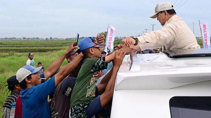 Presiden RI, Prabowo Subianto disambut ribuan warga usai mengunjungi kawasan tambak budi daya ikan nila salin (BINS) di Balai Layanan Usaha Produksi Perikanan Budidaya (BLUPPB), Kabupaten Karawang, Jawa Barat pada Senin, 2 Desember 2024.