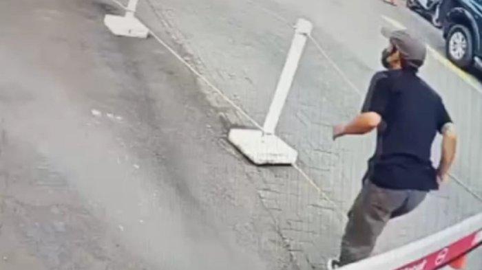 MALING MOTOR --- Terekam kamera CCTV, seorang pria diduga pelaku pencurian sepeda motor berinisial YS di Mall Mangga Dua hingga ITC Roxy Mas diringkus polisi.