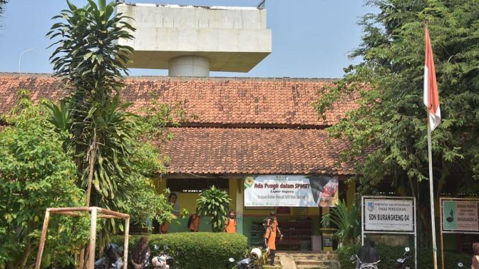 GANGGU AKTIVITAS BELAJAR -- Bangunan Sekolah Dasar Negeri (SDN) Burangkeng 04, Kecamatan Setu, Kabupaten Bekasi dilintasi proyek pembangunan ruas Jalan Tol Jakarta-Cikampek (Japek) Selatan. Pembangunan jalan tol yang berdekatan langsung dengan lingkungan sekolah menimbulkan dampak serius terhadap keamanan, kenyamanan, dan kelangsungan pendidikan di sekolah tersebut.