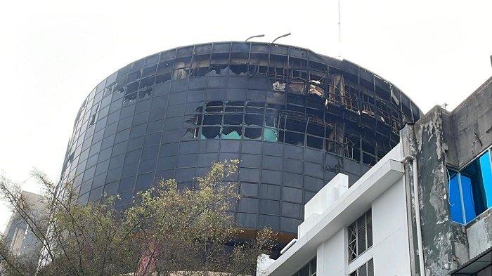 Glodok Plaza --- Pusat perbelanjaan Glodok Plaza di Tamansari Jakarta Barat, yang terbakar dahsyat kini dalam tahap proses pendinginan, Jumat (17/1/2025).