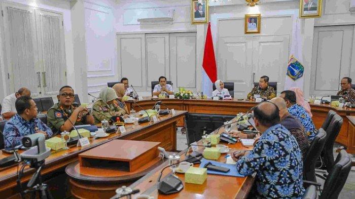 Rapat koordinasi Pemprov DKI dengan BMKG untuk Hadapi Curah Hujan Tinggi di Balai Kota DKI, Kamis (5/12/2024).