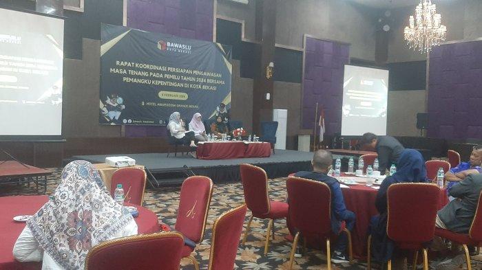 Bawaslu Kota Bekasi menggelar Rapat Koordinasi Persiapan Pengawasan Masa Tenang Pada Pemilu Tahun 2024 Bersama Pemangku Kepentingan di Kota Bekasi di Hotel Amaroossa Grande Bekasi, Kamis (8/2/2024). 