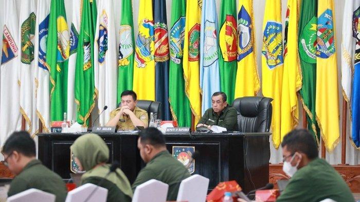 Pelaksana Tugas (Plt.) Sekretaris Jenderal (Sekjen) Kementerian Dalam Negeri (Kemendagri) Tomsi Tohir meminta pemerintah daerah (Pemda) dengan Indeks Perkembangan Harga (IPH) tinggi untuk mencermati penyebab kenaikan harga. Hal ini disampaikan Tomsi saat memimpin Rapat Koordinasi (Rakor) Pengendalian Inflasi Daerah yang berlangsung secara hybrid dari Gedung Sasana Bhakti Praja (SBP), Kantor Pusat Kemendagri Jakarta, Selasa (17/9/2024).