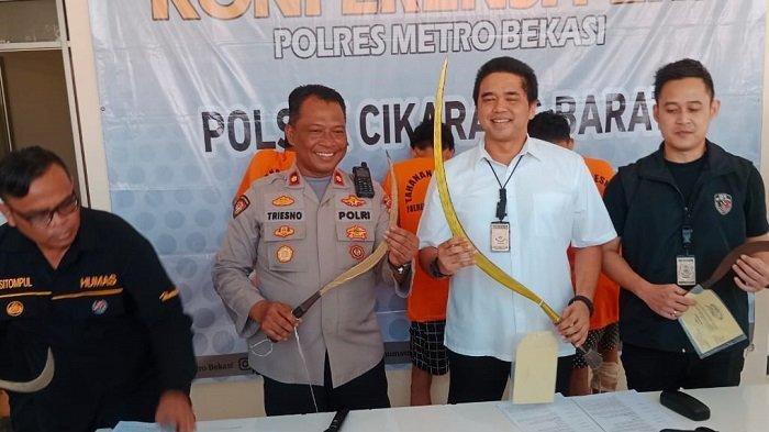Jajaran Polres Metro Bekasi dan Polsek Cikarang Barat menangkap tiga pelaku begal sadis di wilayah Kecamatan Cibitung Kabupaten Bekasi, Jawa Barat.