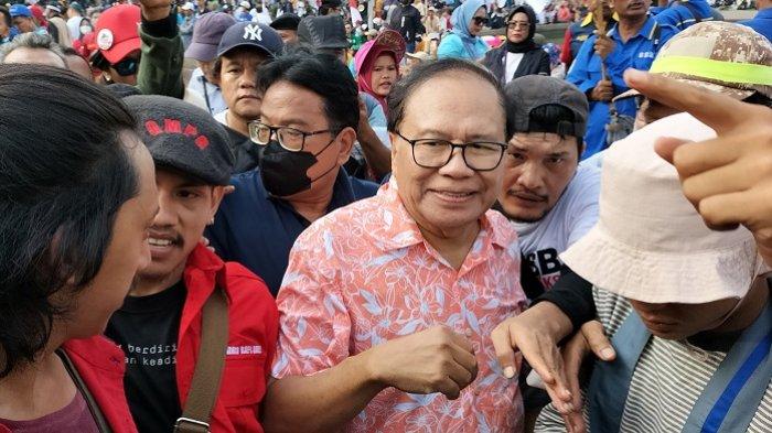 Mantan Menteri Keuangan Rizal Ramli ikut serta dalam demo buruh yang menolak UU Cipta Kerja di kawasan Patung Kuda, Jakarta, Kamis (10/8/2023). 