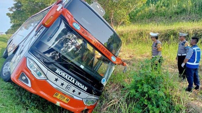 Bus Rosalia Indah bernomor polisi AD 7019 OA mengalami kecelakaan tunggal di Tol Batang-Semarang KM 370A pada Kamis pagi, 11 April 2024. Sebanyak 7 penumpang meninggal dunia, 2 korban meninggal diantaranya diketahui berasal dari Bekasi.