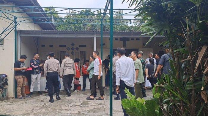 Sejumlah warga dan pengurus warga mendatangi lokasi kejadian di wilayah RT 06 RW 02 Komplek Hankam, Palmerah, Jakarta Barat, 
lokasi dimana seorang siswa SMP berinisial D (13) mengakhiri hidupnya dengan cara gantung diri.